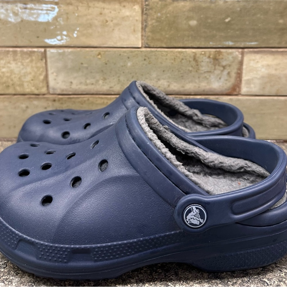 Women’s Crocs Navy Blue Lined Clogs Size 6